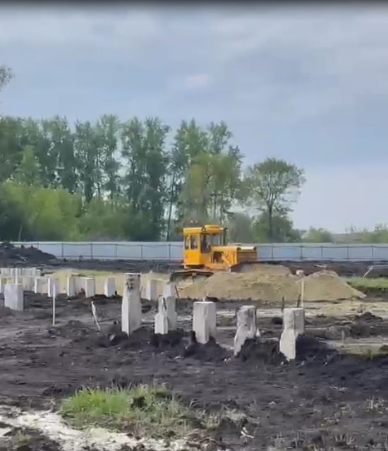 В Заре раньше срока начали забивать сваи будущей школы на 1 100 мест