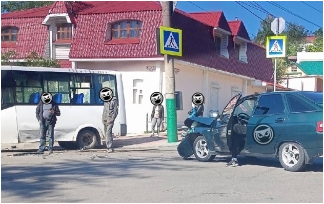 В центре Пензе столкнулись иномарка и микроавтобус