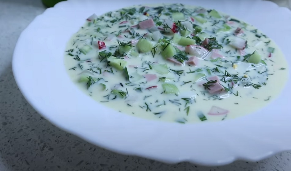 Готовим холодный суп на кефире с минеральной водой