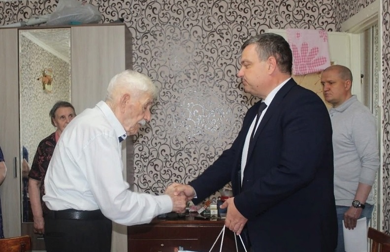 Александр Бедикин поздравил ветерана Великой Отечественной войны Ивана Скляревского