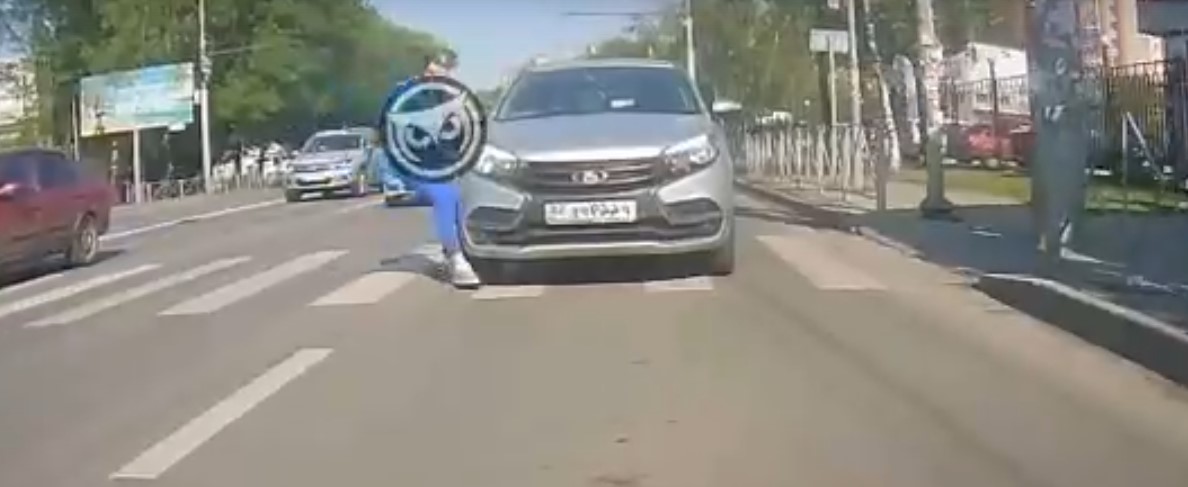 Пензячка, пробегая через «зебру», врезалась в движущийся автомобиль