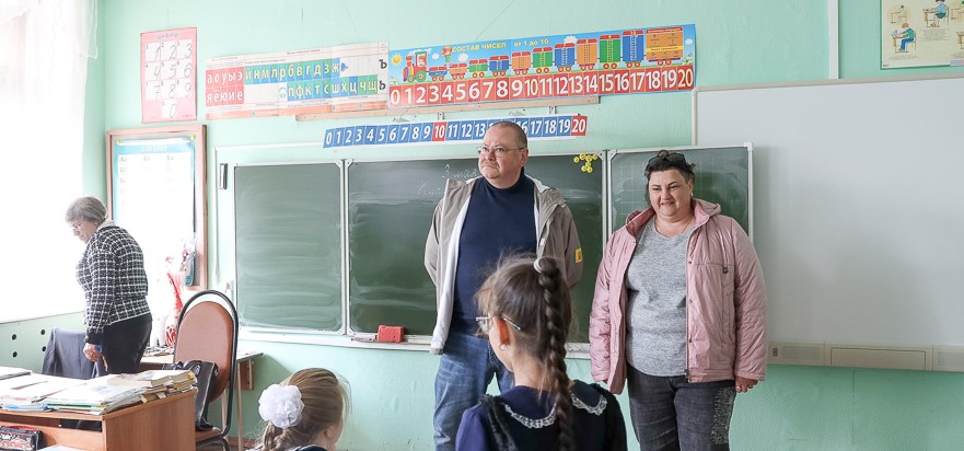 Олег Мельниченко поручил выделить 15 млн рублей на ремонт школы в селе Колышлейского района