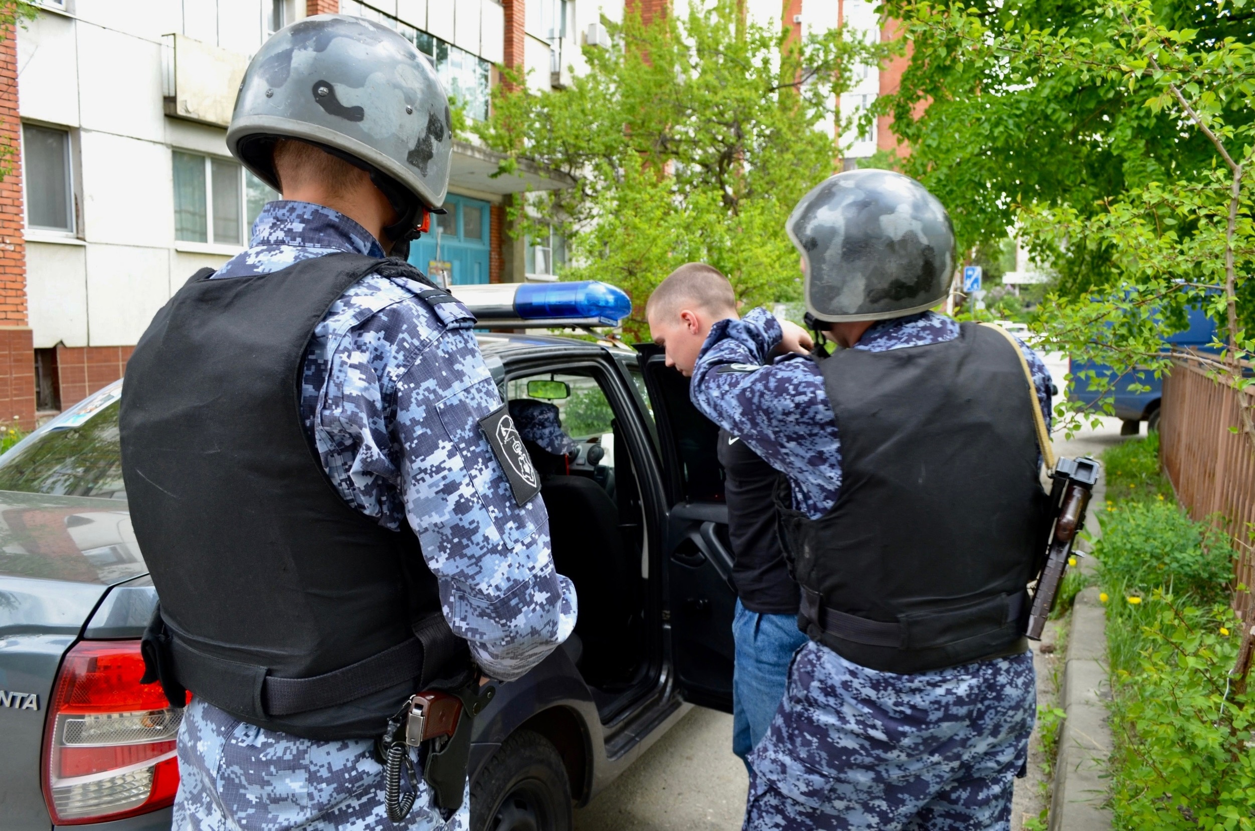 В Пензе на камеру попал работник магазина, выносящий продукты под одеждой