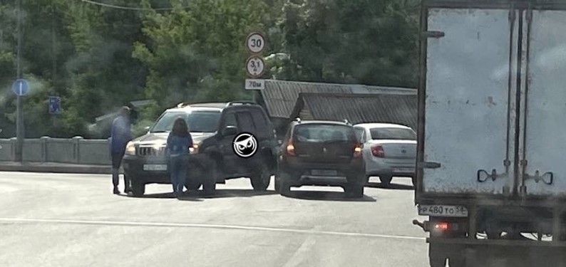 В Пензе возле Бакунинского моста столкнулись две иномарки