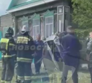 В селе Кузнецкого района рядом с жилым домом перевернулся автомобиль