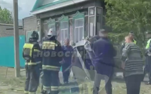 В селе Кузнецкого района рядом с жилым домом перевернулся автомобиль