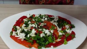 Готовим болгарский салат с брынзой и запеченными перцами