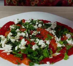 Готовим болгарский салат с брынзой и запеченными перцами