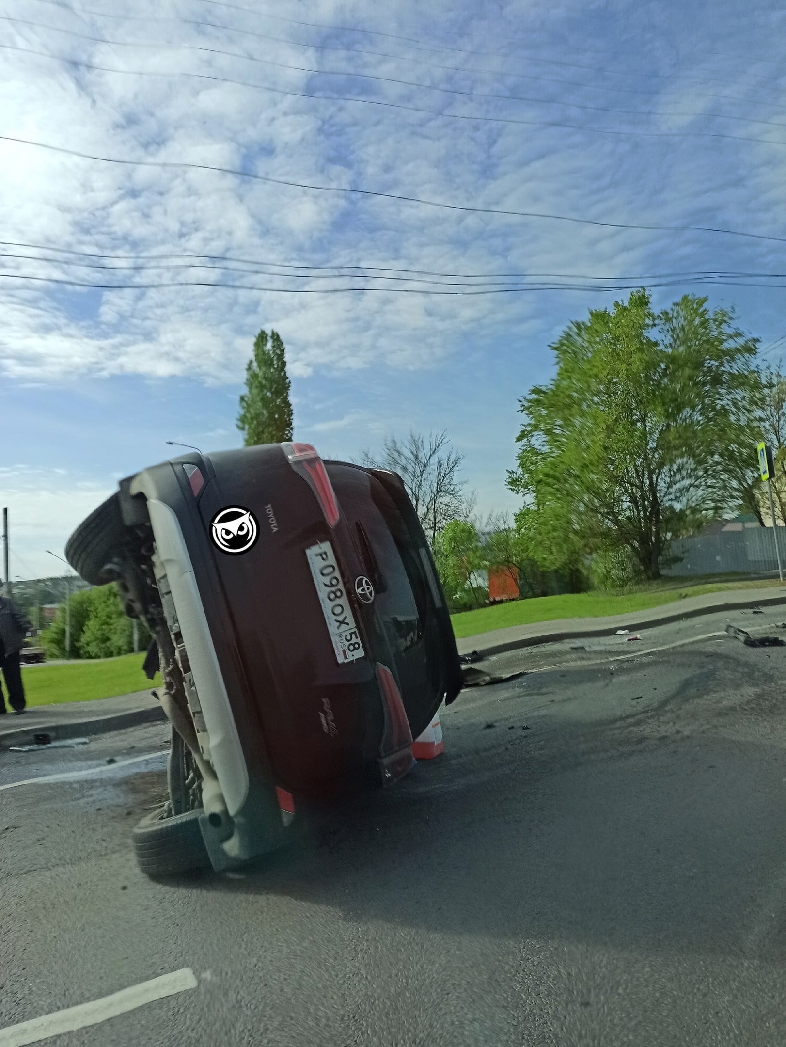 В Пензе на Карпинского перевернулась иномарка