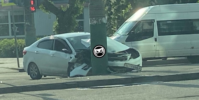 В центре Пензы иномарка врезалась в столб