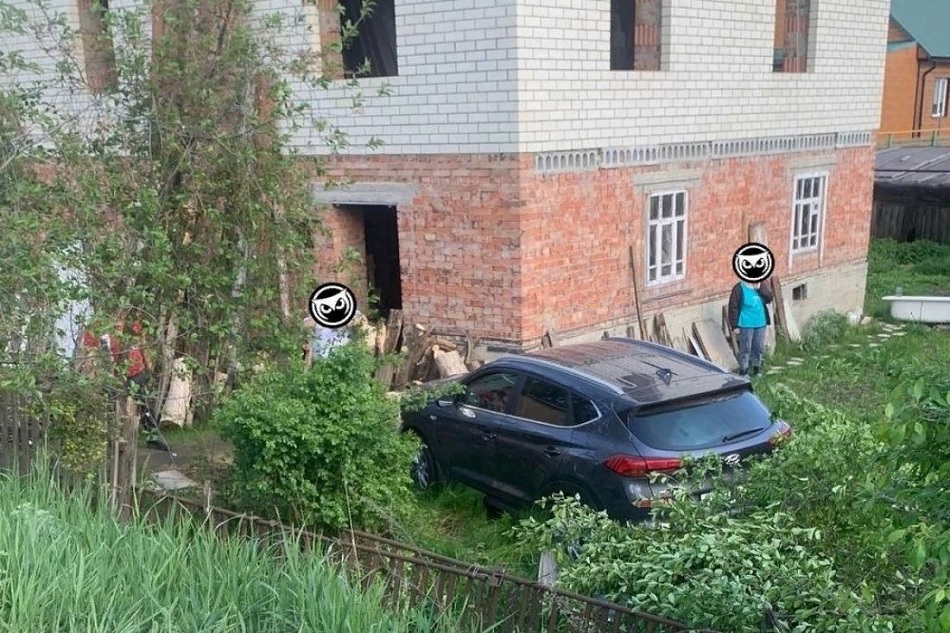 В Пензе автомобиль влетел в чужой огород, протаранив забор