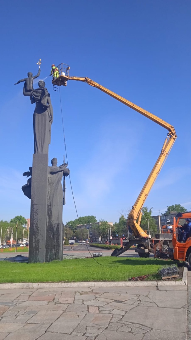В Пензе помыли и покрасили Монумент Победы