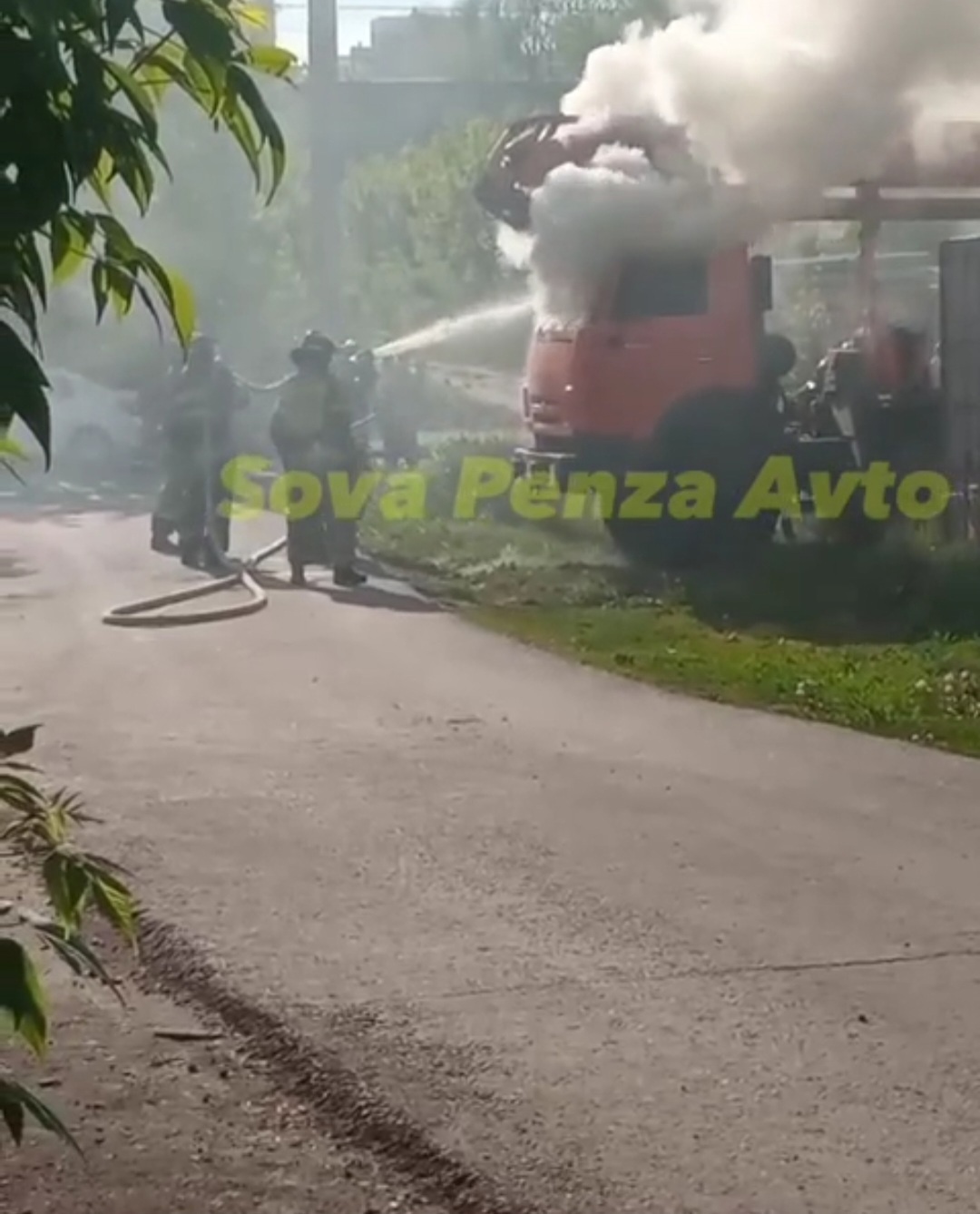 В Пензе у шестой городской больницы загорелась автотехника