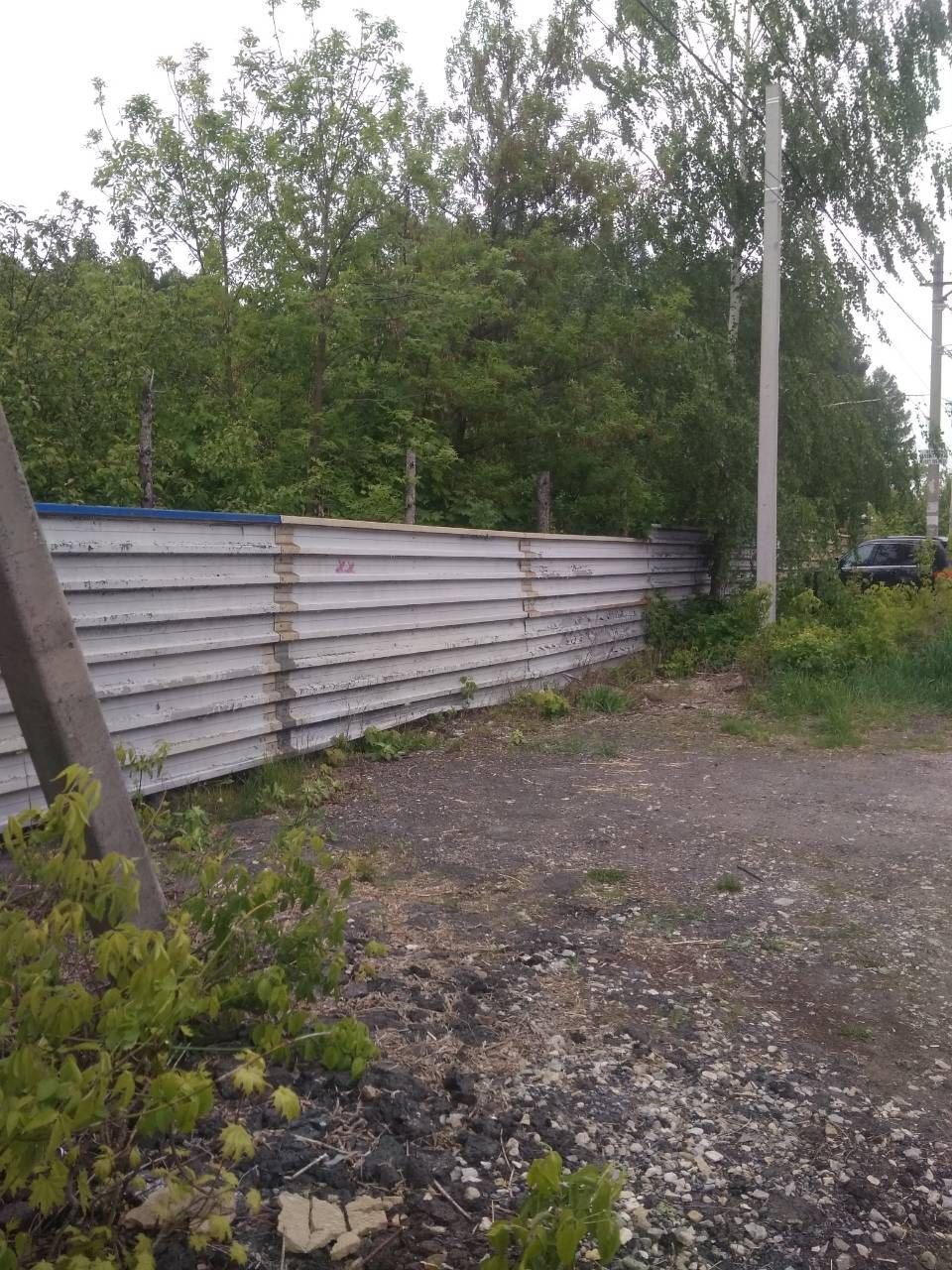 Ограждение на стройплощадке детской железной дороги обещают восстановить до 13 мая