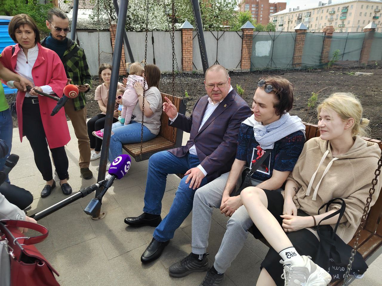 Олег Мельниченко оценил новые качели, установленные на набережной Суры