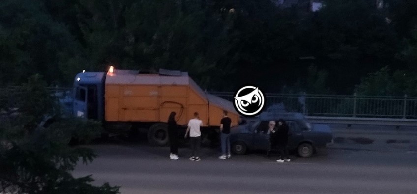 В Пензе на Набережной реки Мойки легковушка влетела в мусоровоз