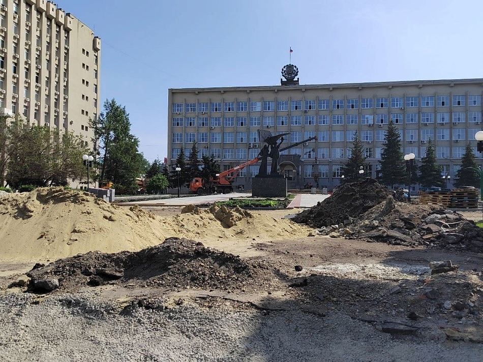 В Пензе возле городской мэрии приступили к ремонту тротуаров