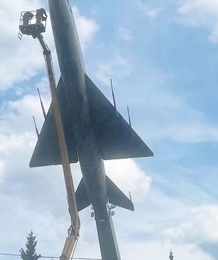 В Пензе приступили к ремонту монумента «Самолет» на проспекте Победы