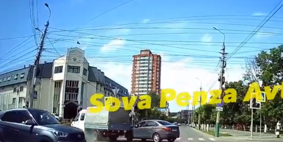 Пензенцы опубликовали видео аварии на перекрестке с отключенным светофором