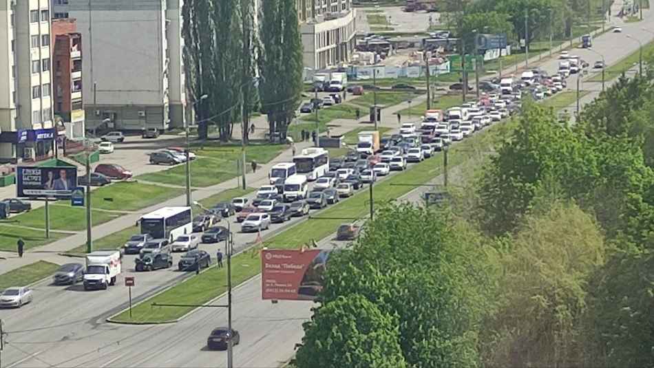 В Пензе на проспекте Строителей случился затор из-за столкновения «Газели» и иномарки