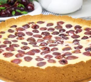 Готовим песочный пирог с творогом и вишней