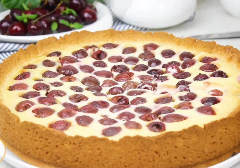 Готовим песочный пирог с творогом и вишней