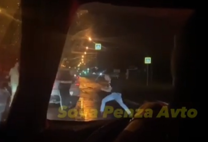 Пензенцы устроили поединок на проезжей части в районе автовокзала