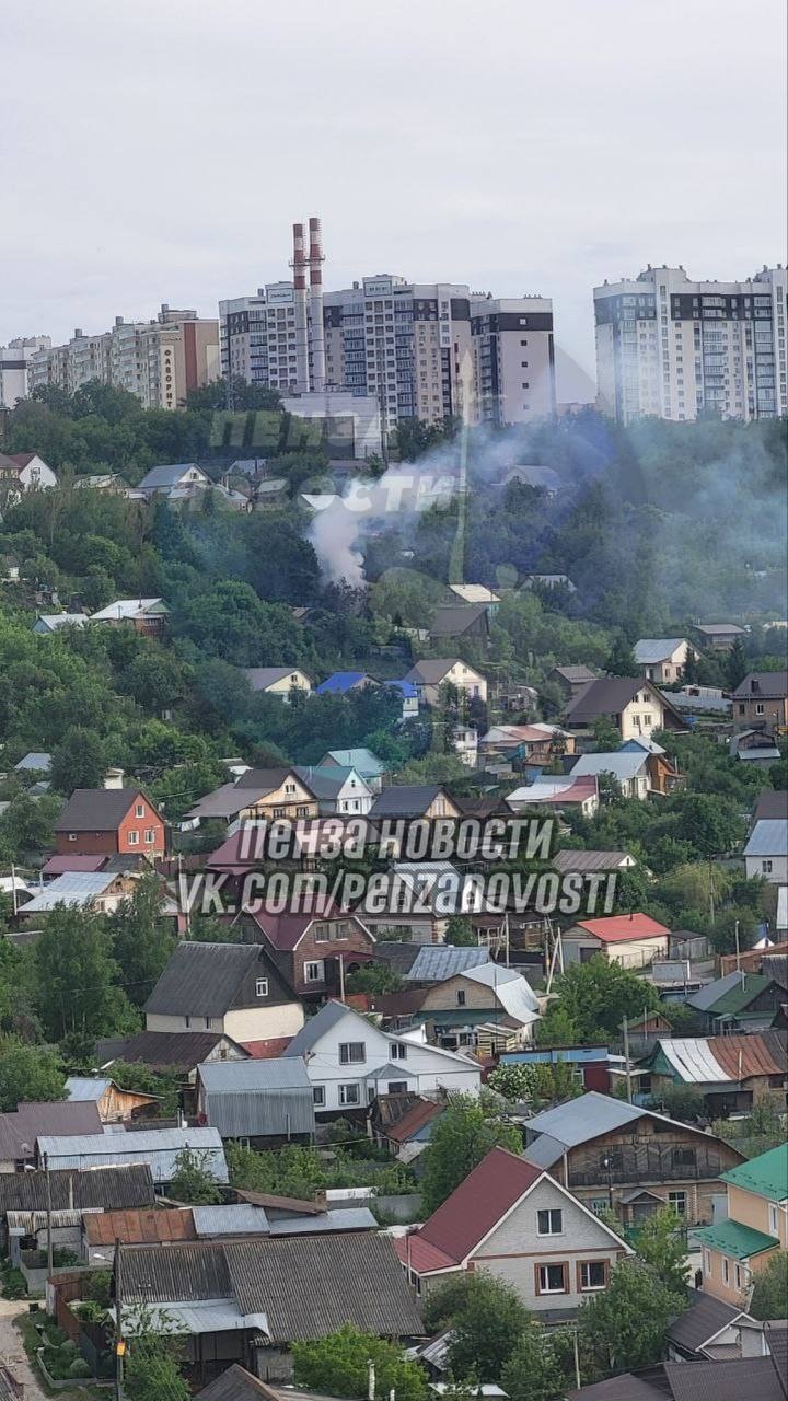 В жилом районе Пензы 18 пожарных тушили горящую деревянную постройку