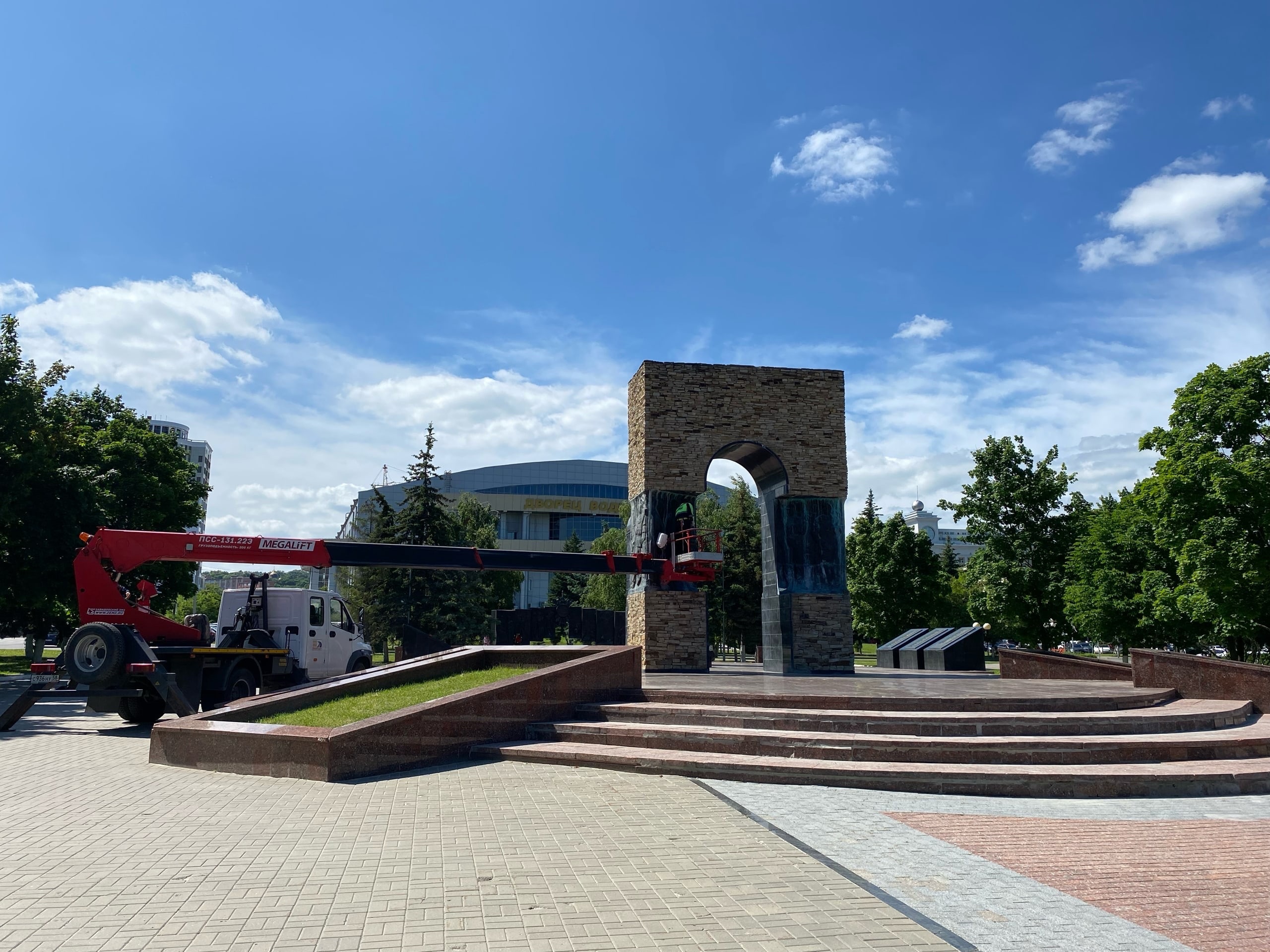 В Пензе вручную приводят в порядок мемориал «Афганские ворота»