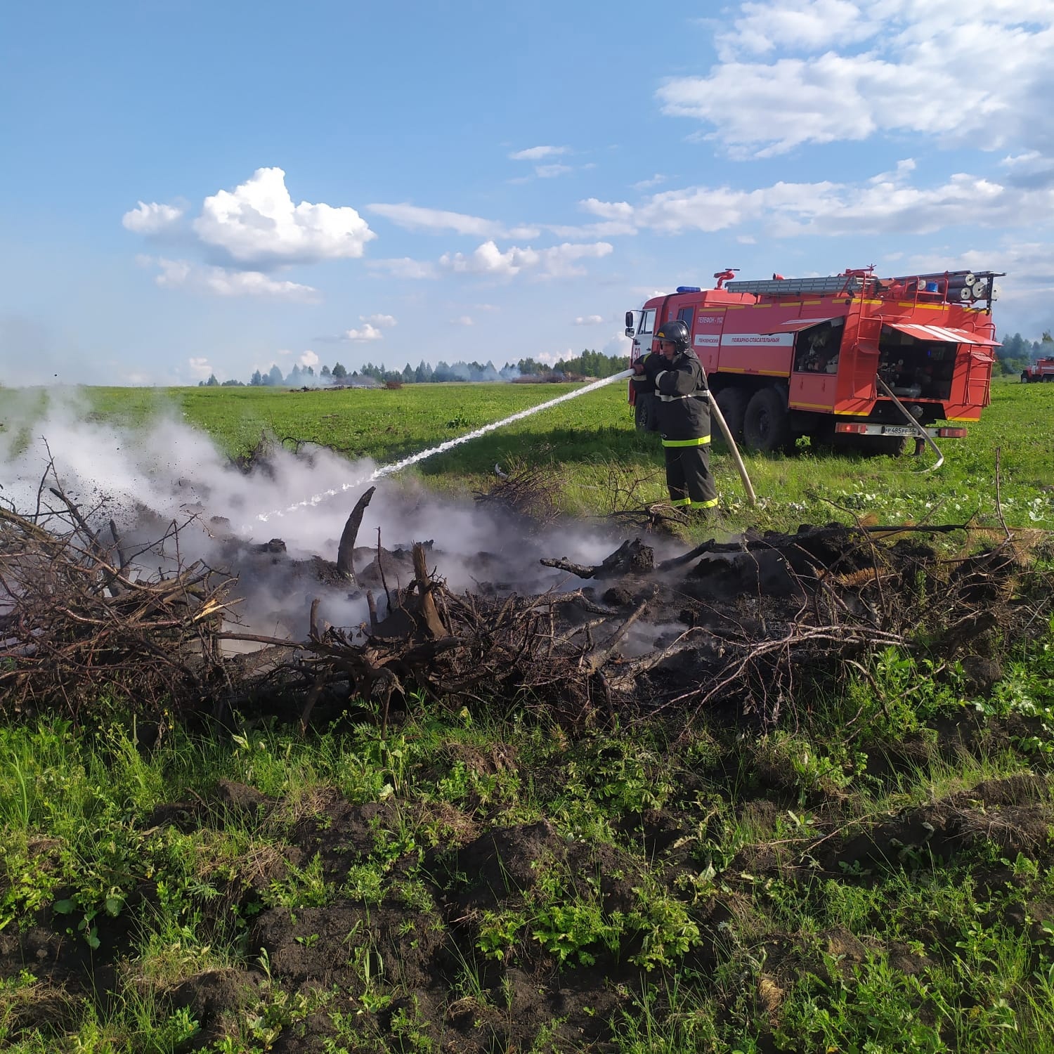 Под Пензой огонь охватил мусор на площади 300 квадратных метров