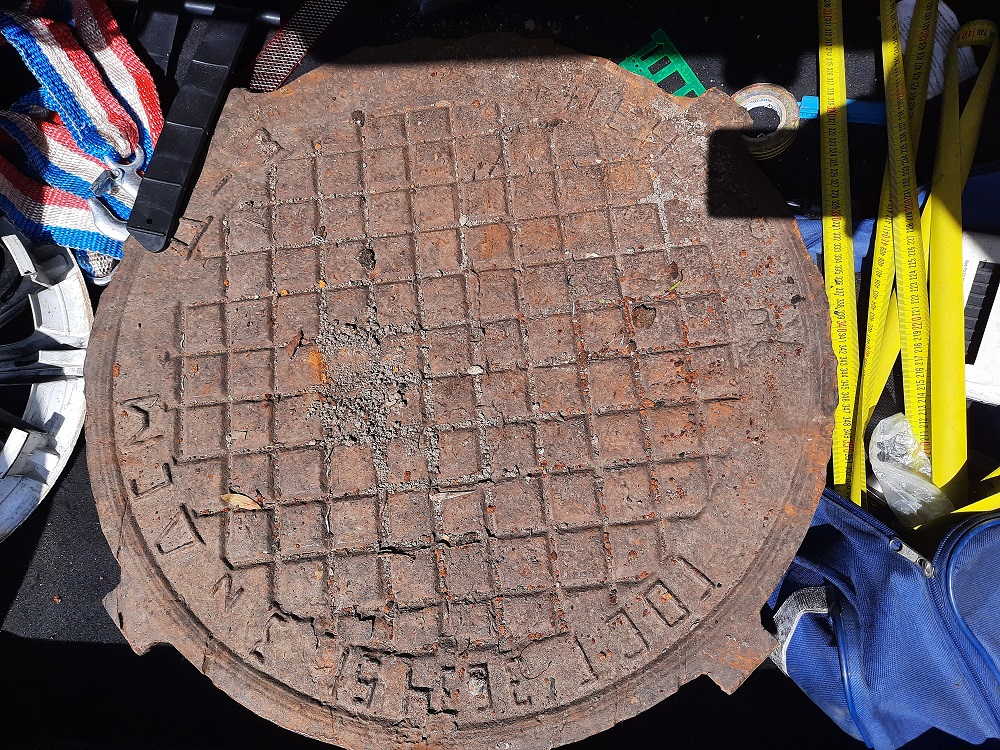 В Пензе задержали похитителей крышек от канализационных люков