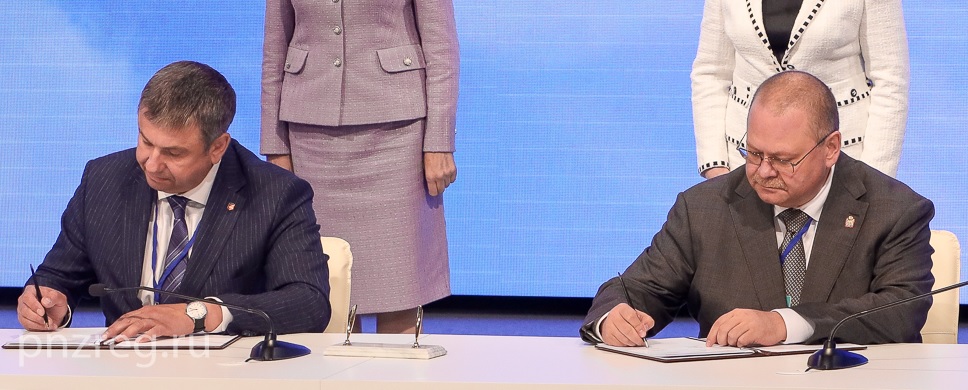 Олег Мельниченко подписал документ о реализации соглашения о сотрудничестве с регионами Республики Беларусь