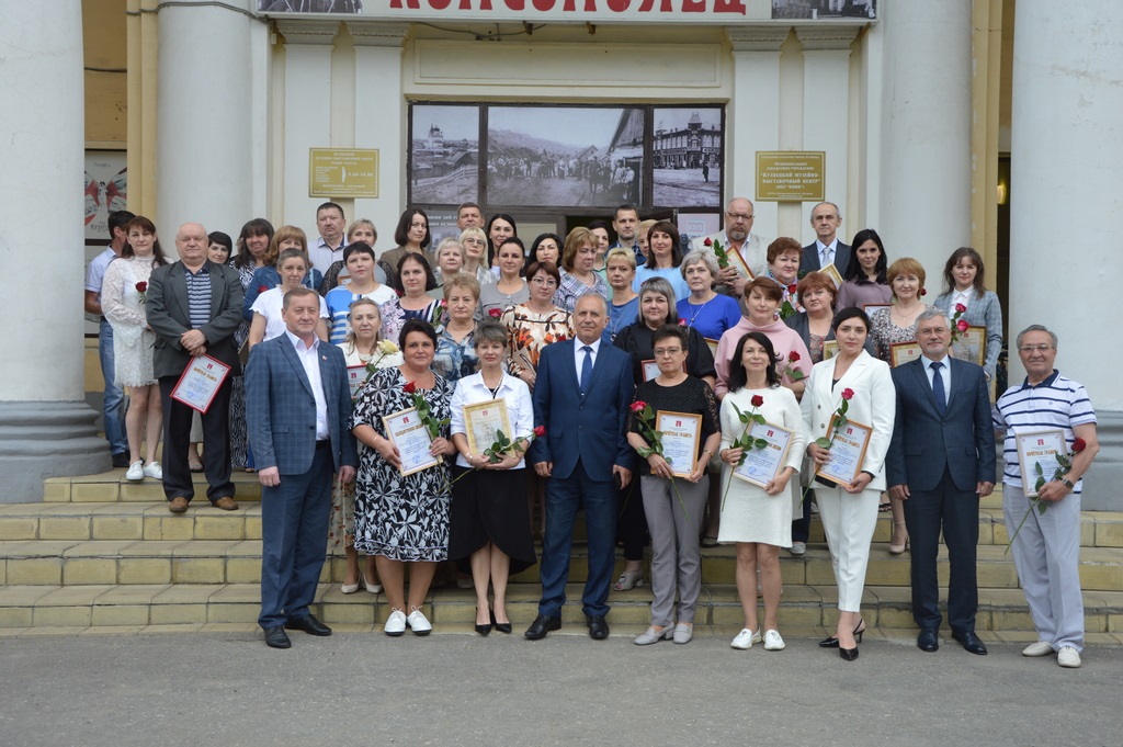 В Кузнецке в преддверии праздника наградили около 70 медработников