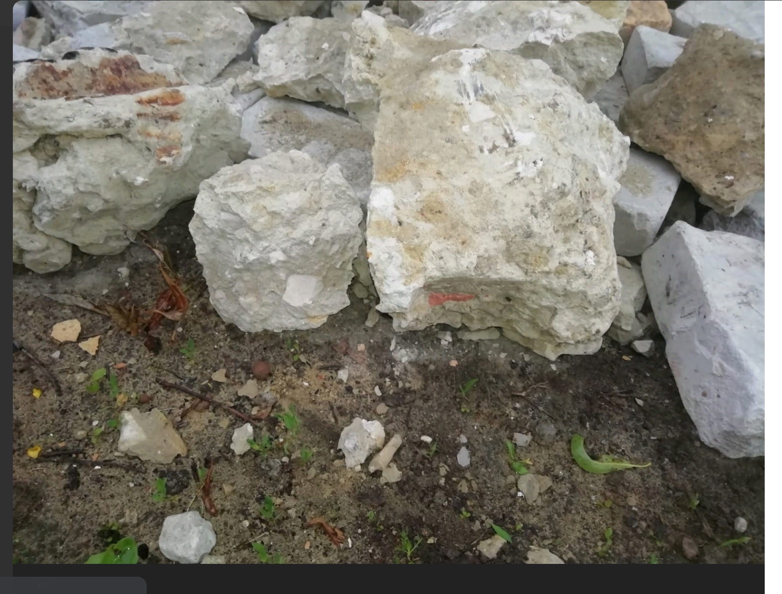 В Пачелме дорогу с огромными булыжниками пообещали засыпать песком и гравием