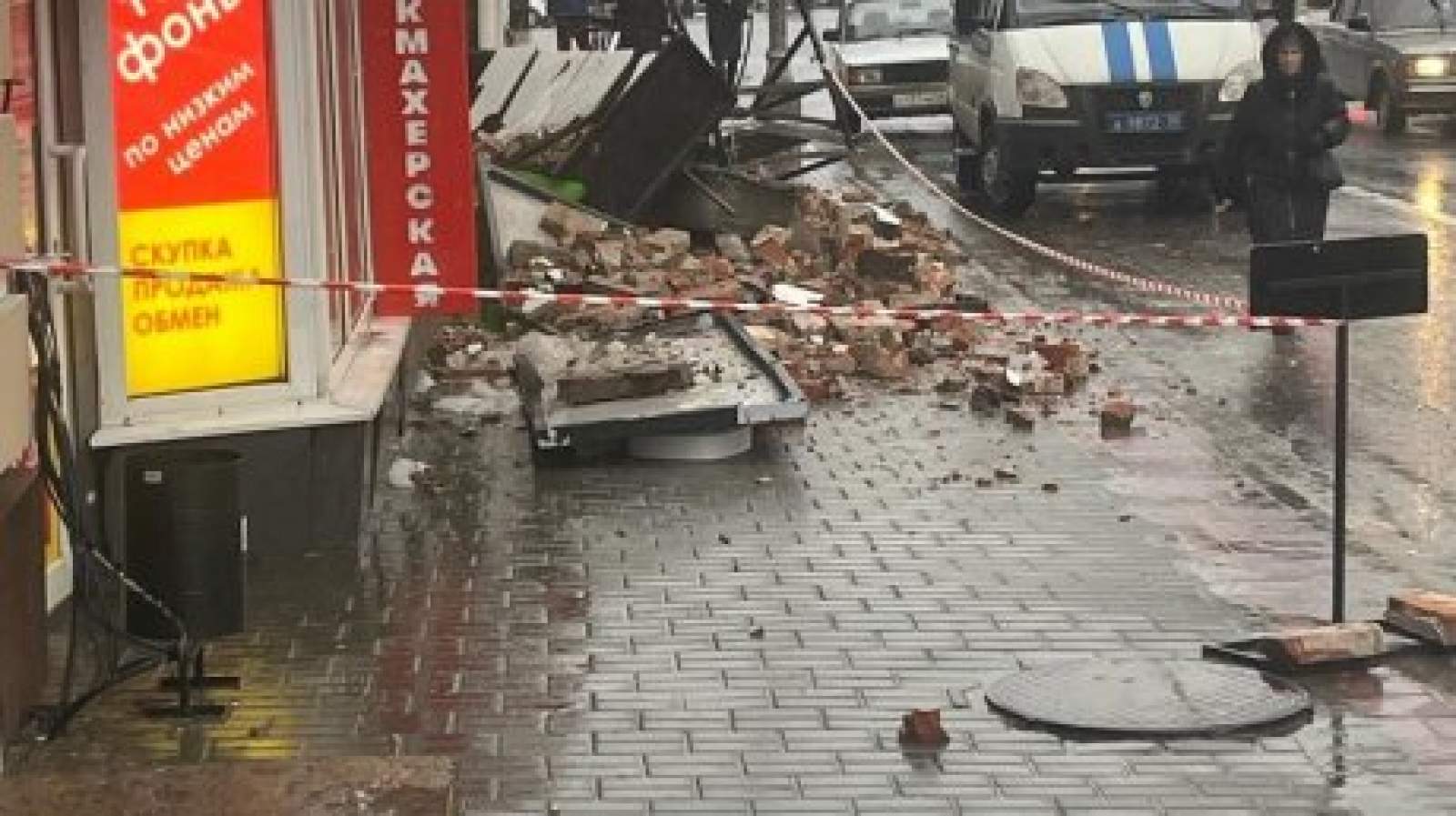 В Пензе тротуар у ТЦ "Гостинный двор" вызывает опасения