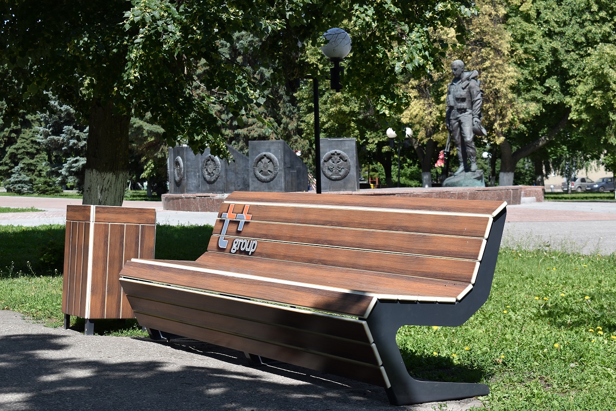 В Пензе компания «Т Плюс» установила скамейки в сквере Воинской доблести