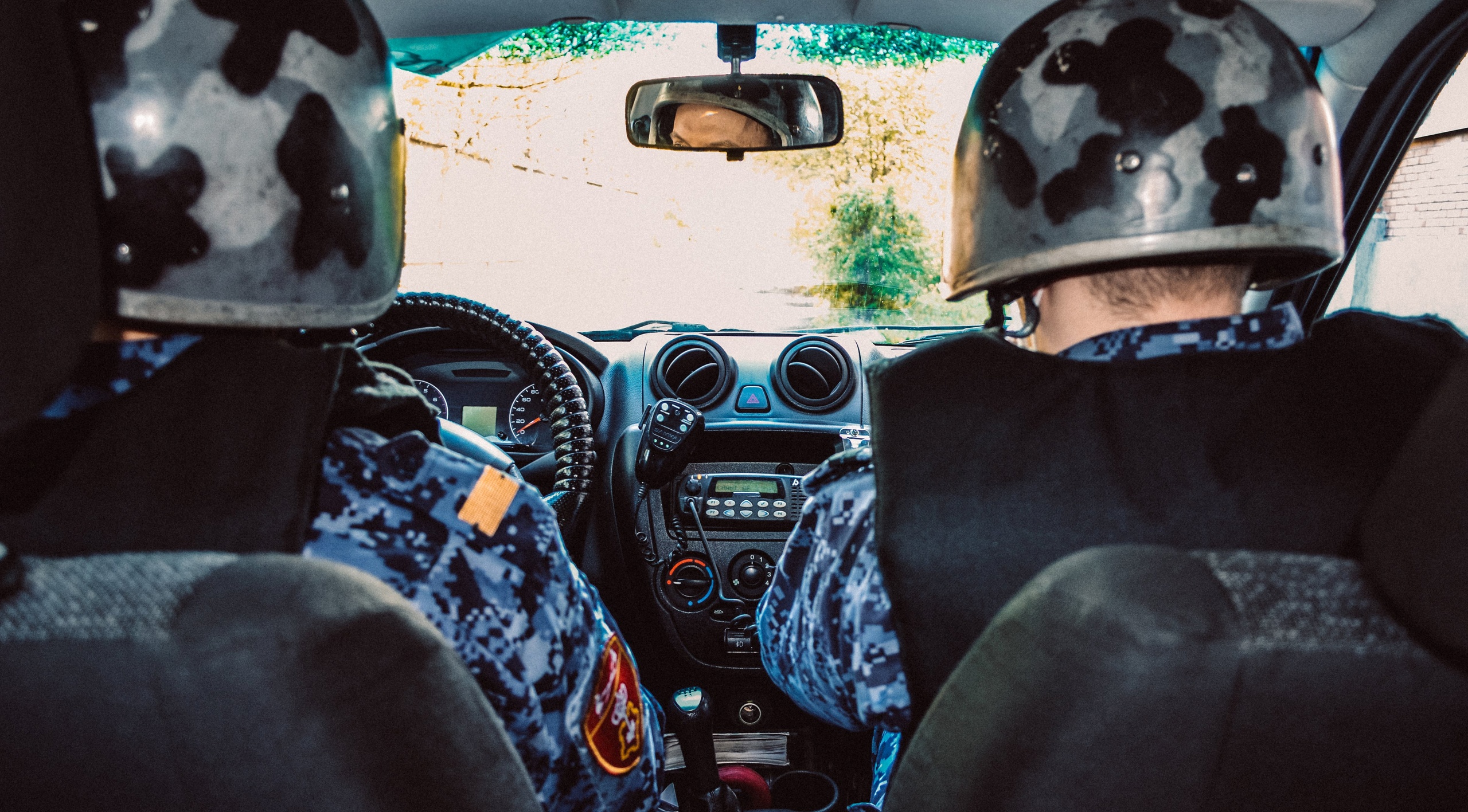 В Пензе молодые хулиганы стучали в чужие квартиры, бегали по подъезду и уродовали машины