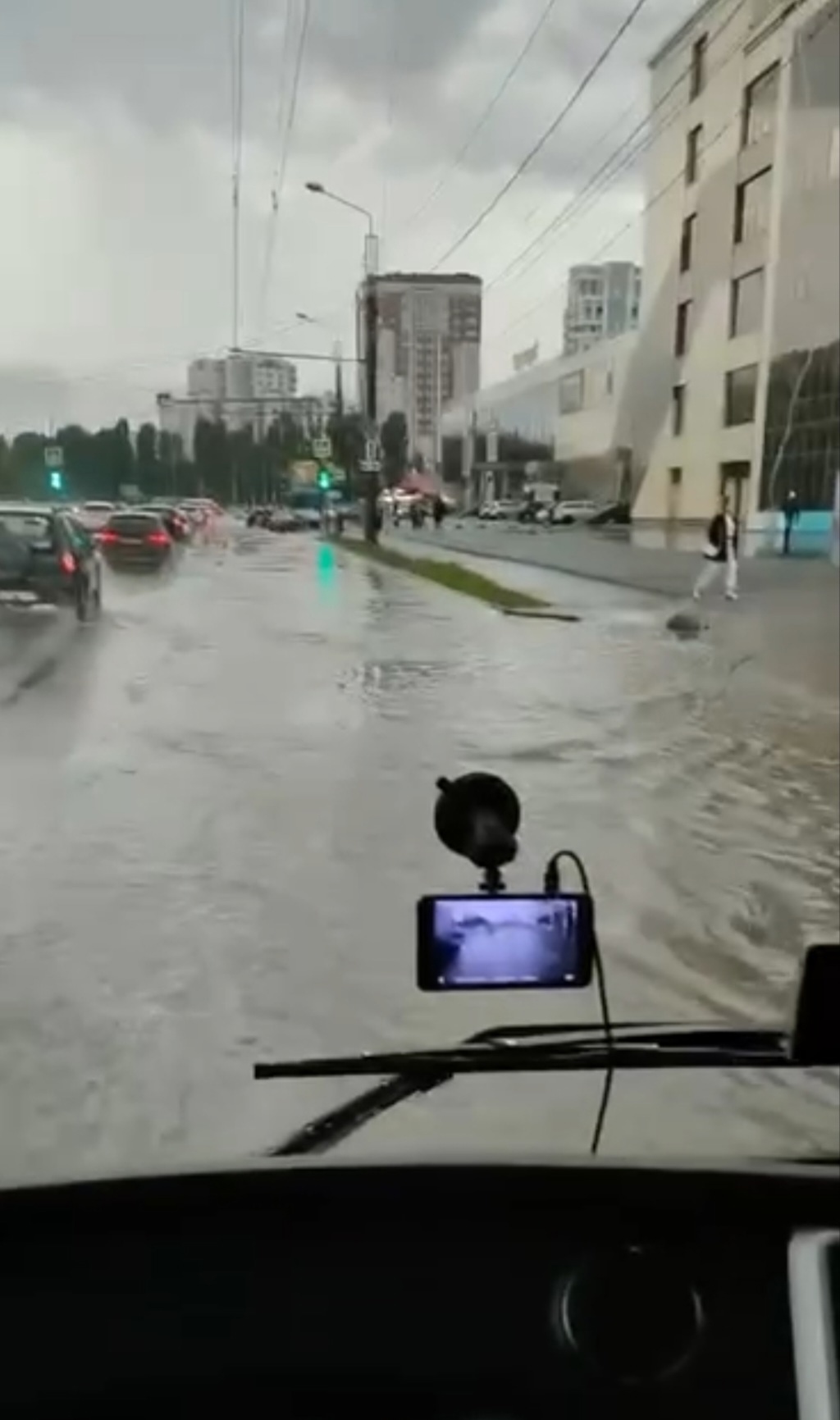 Пензу накрыло градом и дождем: городские автодороги вновь «уплыли»