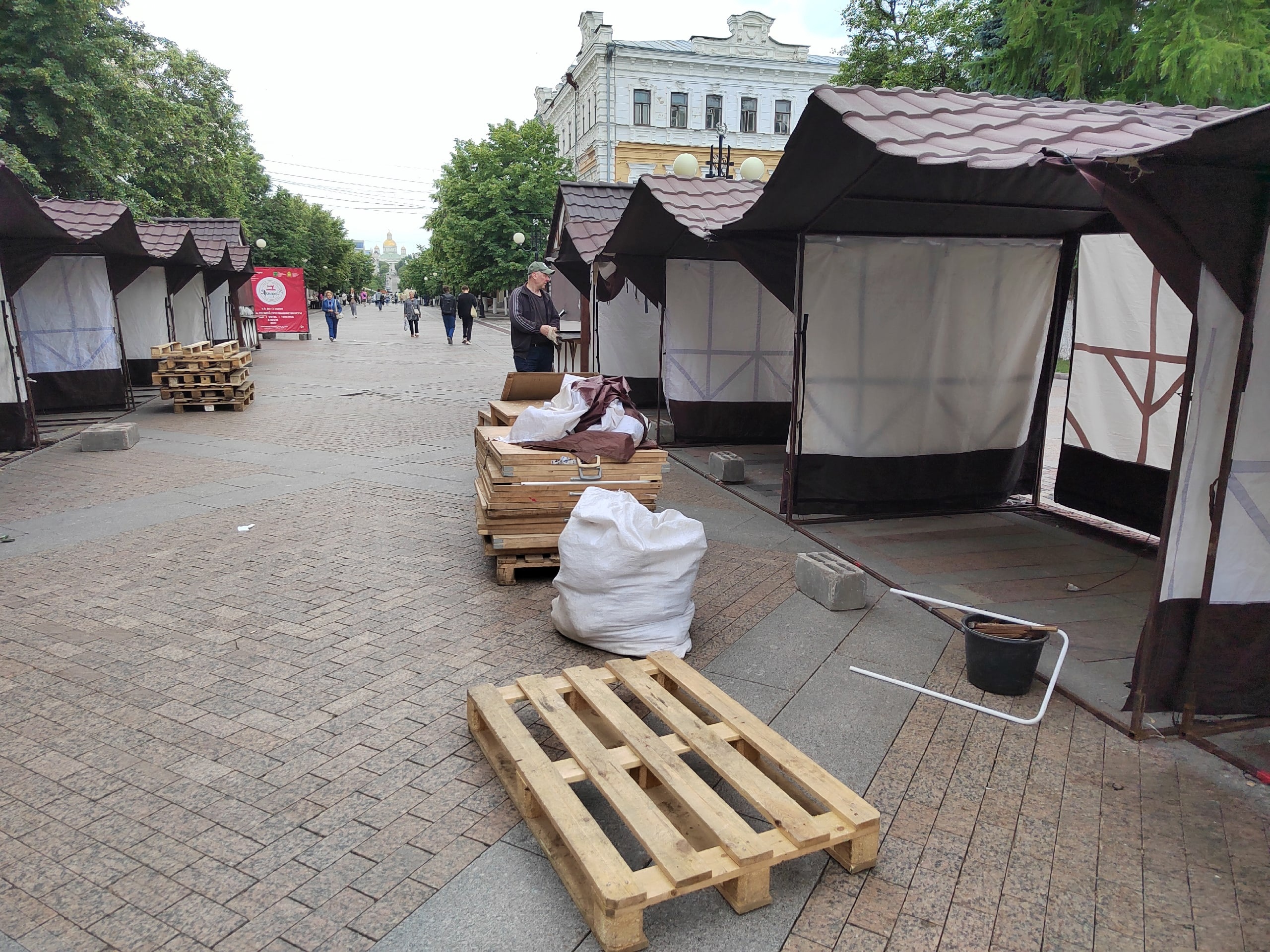 В Пензе после праздников улица Московская стала напоминать заброшенный рынок