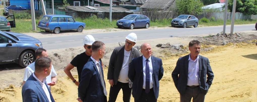 Вячеслав Космачев посетил строящуюся модульную больницу в Чаадаевке