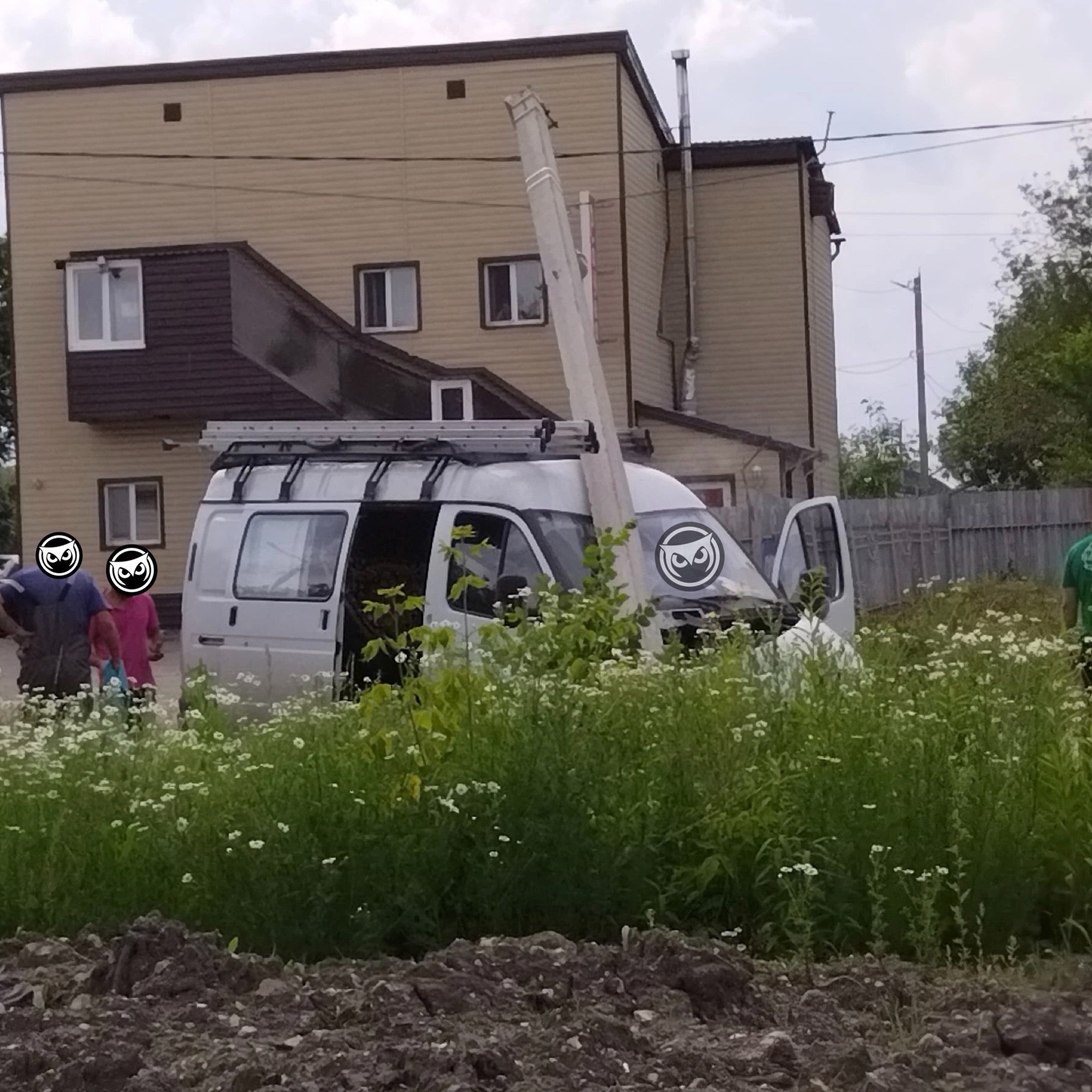 В Пензе микроавтобус влетел в столб, пострадал человек