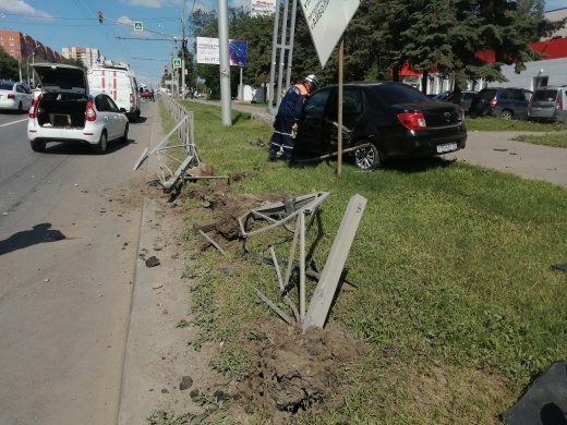 В Пензе легковушка снесла ограждение, на месте работали спасатели