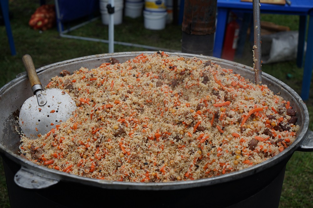 В Пензе в сквере «Копилка пословиц» горожан угощают пловом и шашлыком