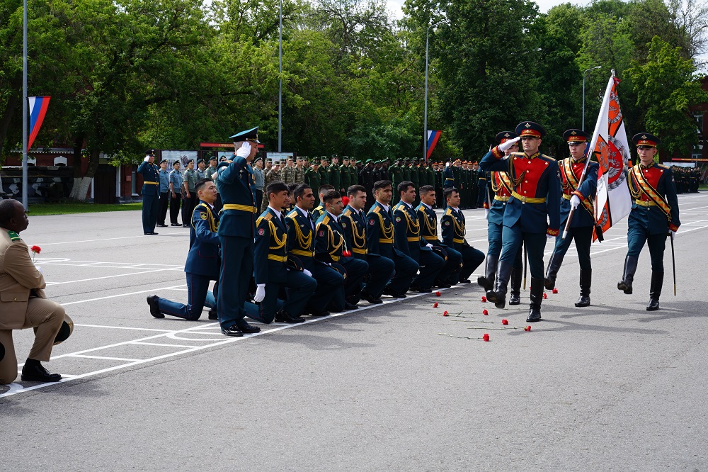 Олег Мельниченко поздравил выпускников артинститута
