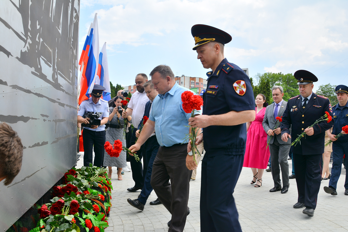 Павел Гаврилин возложил цветы к стеле «Пенза-город трудовой доблести»