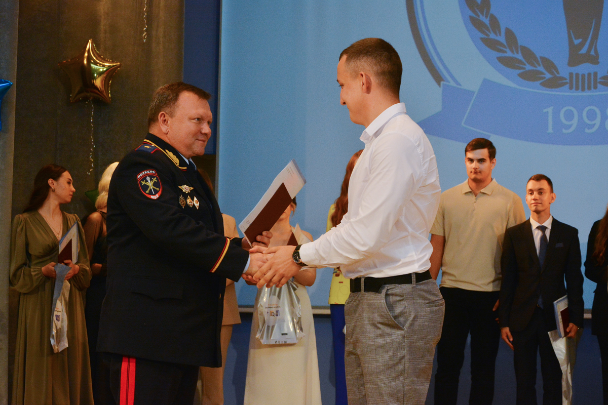 Начальник УМВД России по Пензенской области вручил студентам дипломы об окончании университета