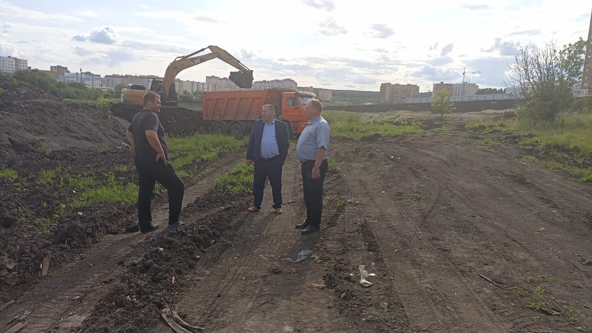 Пруд у городской больницу расчищают 15 самосвалов и 2 экскаватора