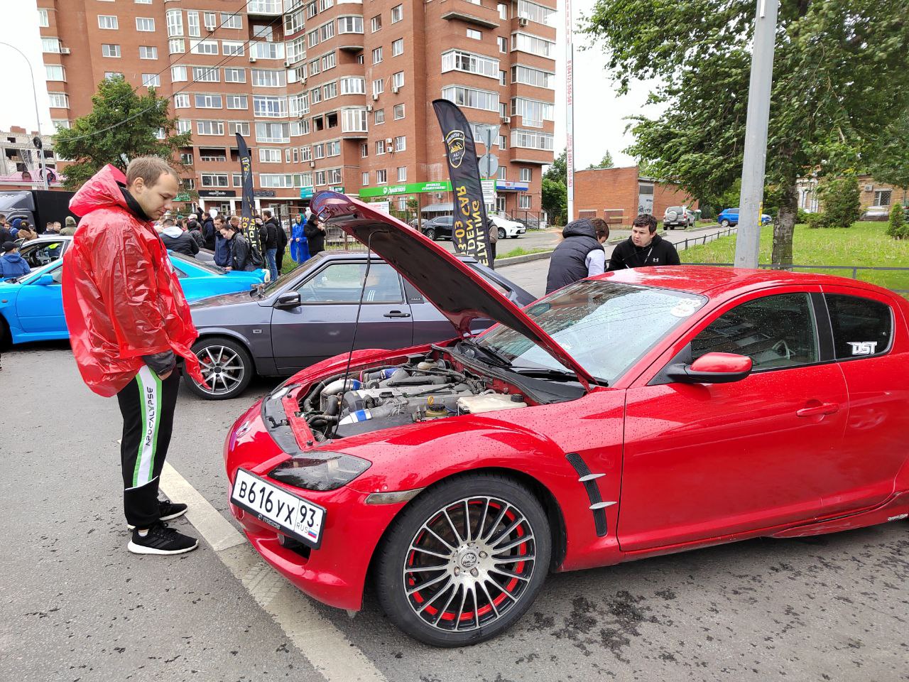 В Пензе на Ростке демонстрируют оригинальные авто и ждут под дождем авиашоу