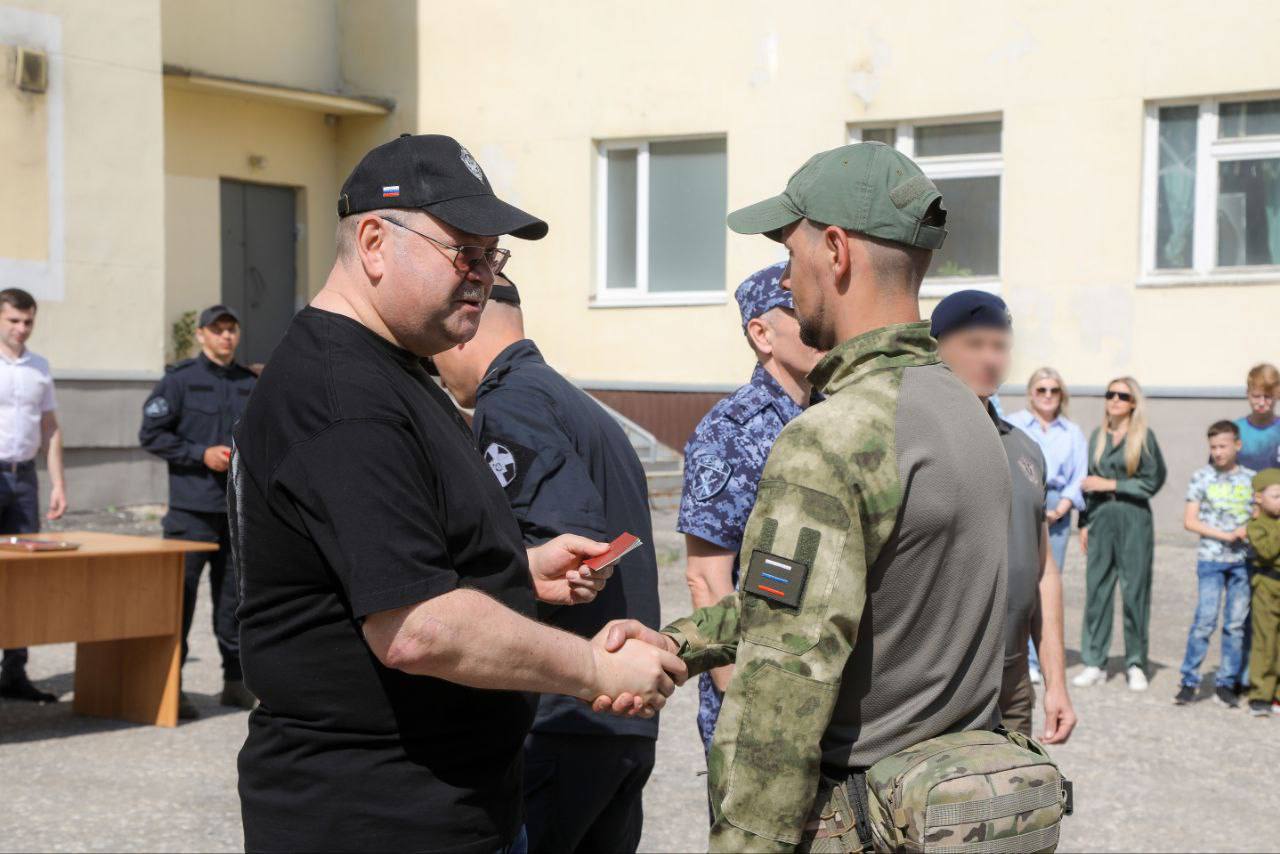 Олег Мельниченко вручил государственные награды вернувшимся с СВО росгвардейцам