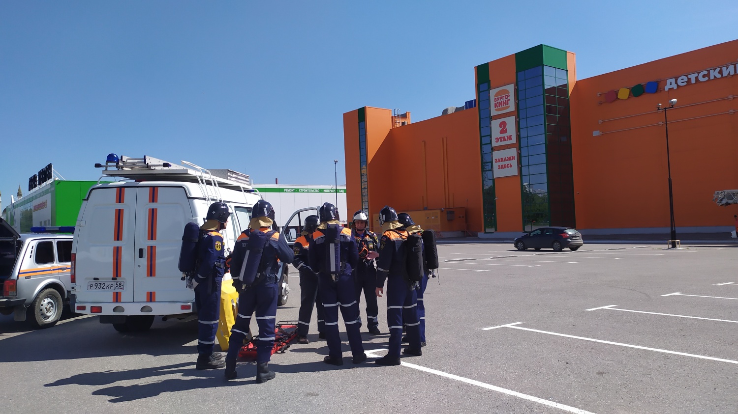 В Пензе у торгового центра «Коллаж» заметили машины спасателей и пожарных